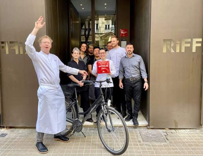 l'équipe du restaurant riff posant devant la façade avec l'étoile michelin 2022