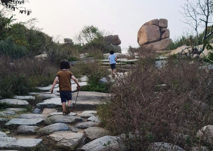 Balade entre les rochers à Hampi