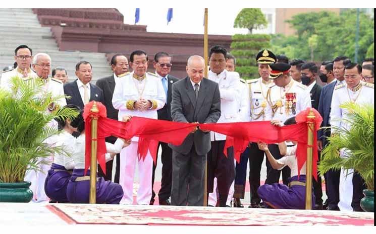 roi inaugurant le monument de la constitution