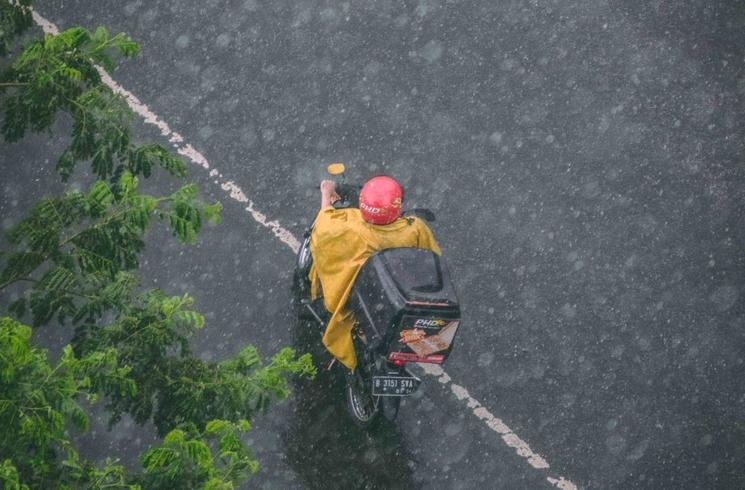 moto sous la pluie