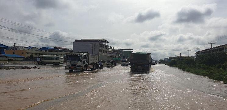 Route sous la pluie au Cambodge