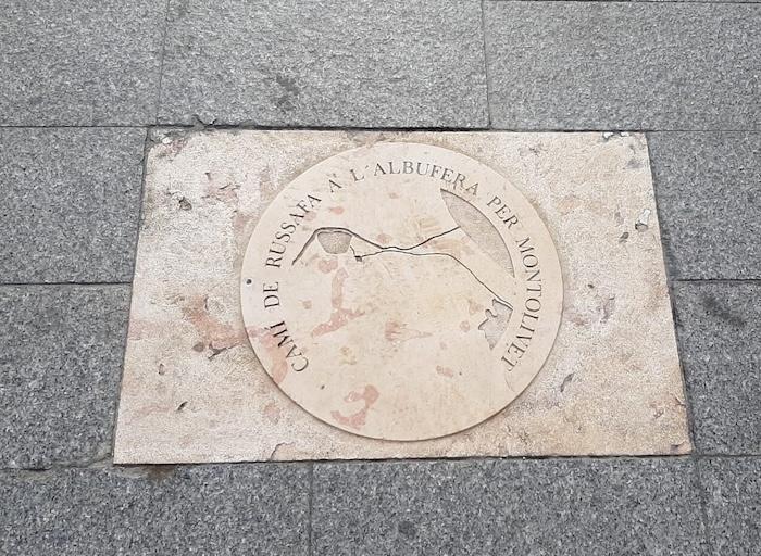 morceau de métal incrusté dans le pavé avec l'inscription Chemin de Ruzafa à l’Albufera par Montolivet