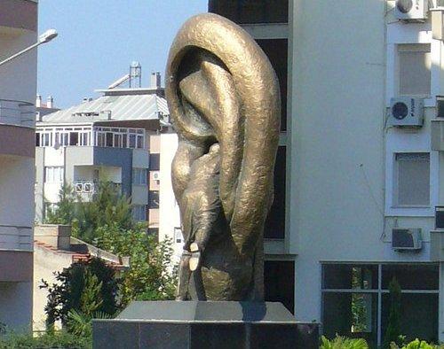 oreille insolite statue