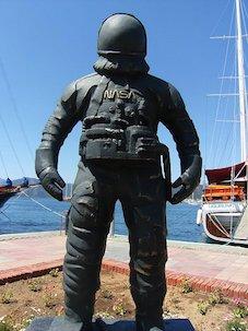 astronaute statue insolite