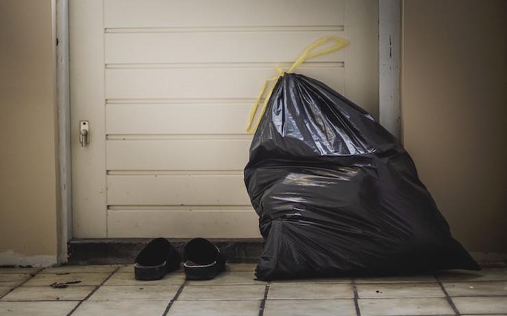 Sac Poubelle devant une porte