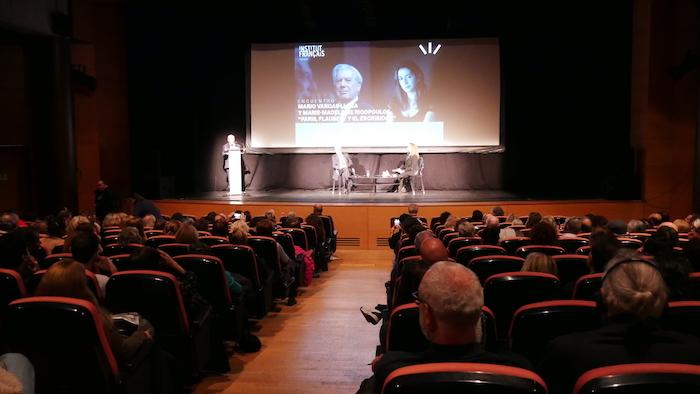 salle comble avec Mario Vargas Llosa sur la scène