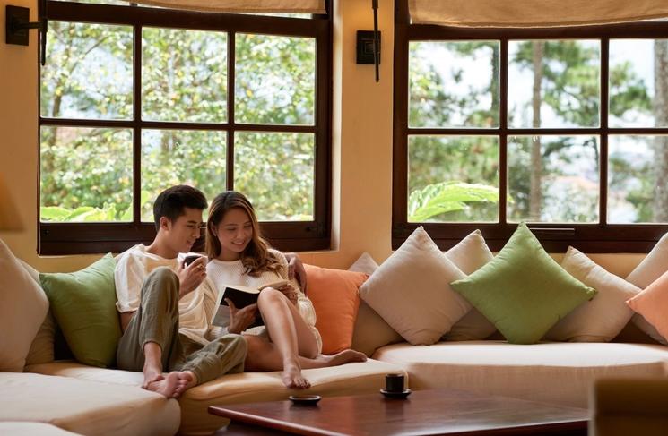 couple dans le salon 