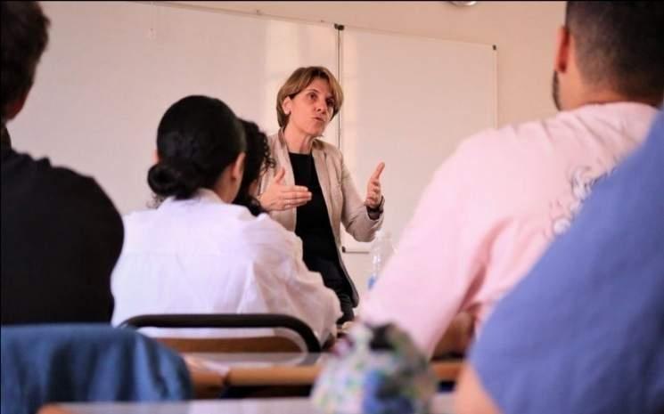 samantha cazebonne parle dans une salle de classe