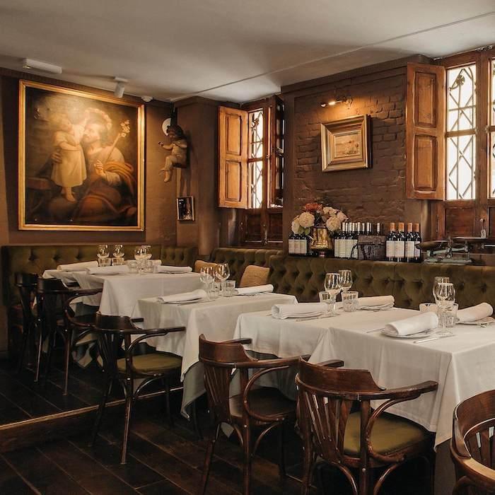 L'intérieur chaleureux du restaurant san tommaso à Valencia