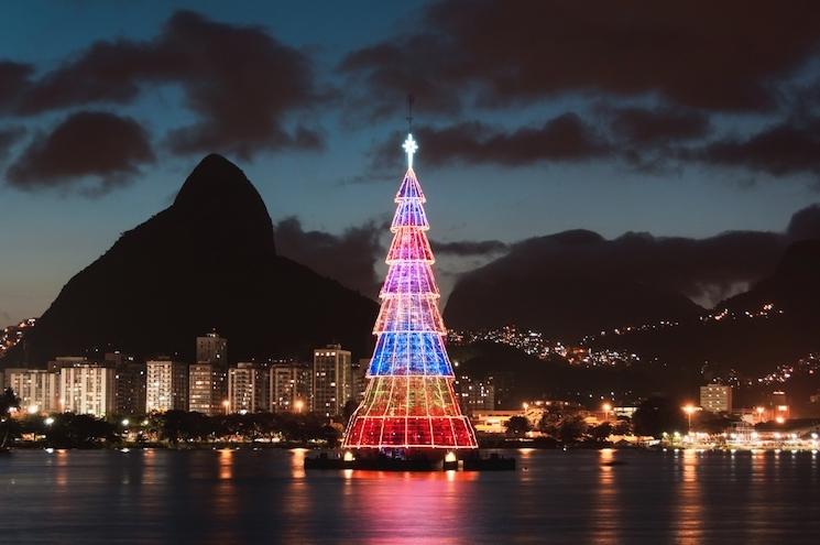 Le sapin de Noël flottant à Rio de Janeiro