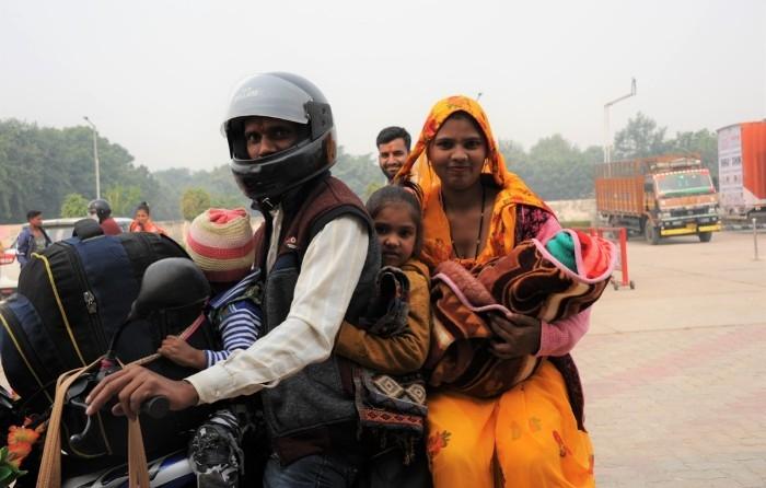 Un scooter chargé d'une famille au complet en Inde