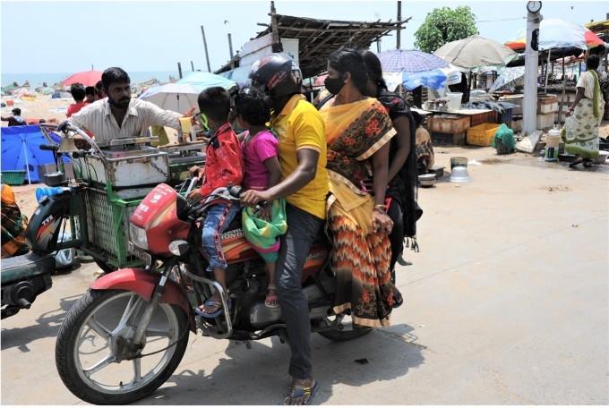 Une famille entière sur un scooter à Chennai