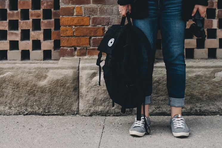 Un jeune avec un sac a dos