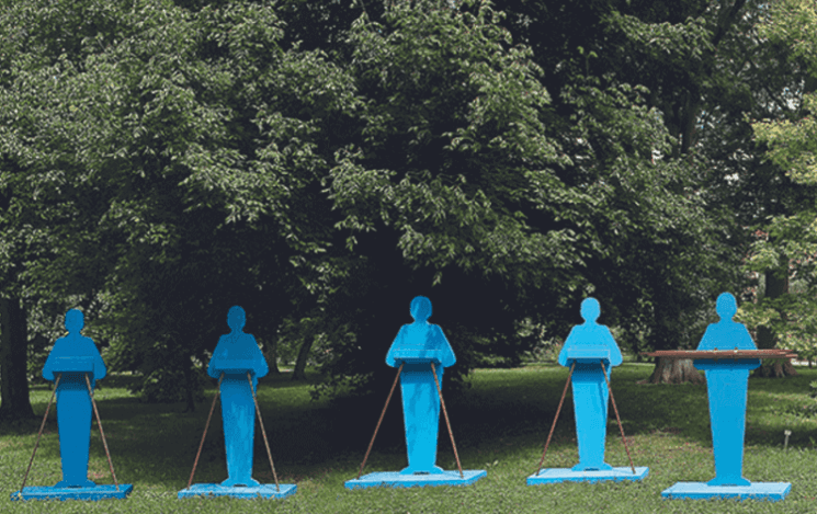 des sculptures bleu dans un jardin