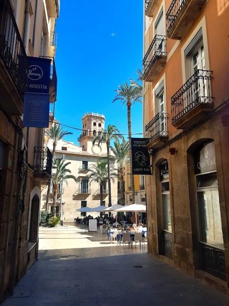 une ruelle avec des facades de maisons a alicante