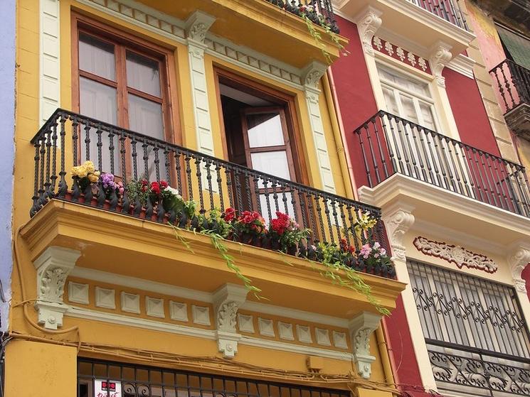 une façade jaune et rouge avec des balcons