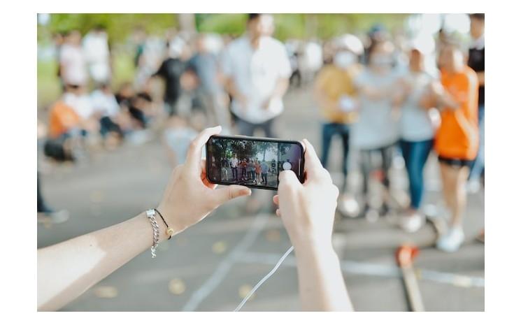 Une personne tenant son portable dans la rue