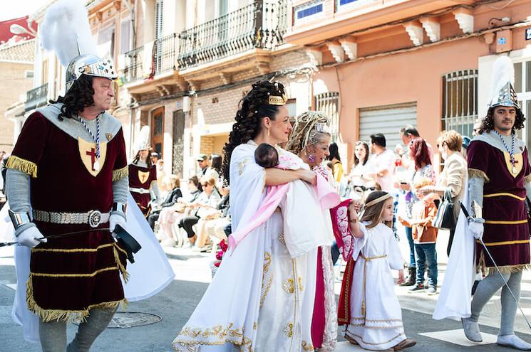 toute la famille défile en costume dans les rues du Cabanyal