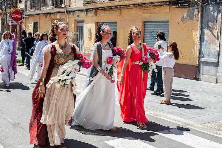 Filles de la Confrérie Romaine avec des offrandes florales