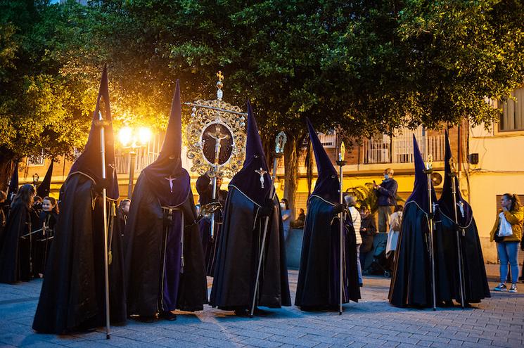 Confréries habillées en costumes nazaréens avec leur cagoule