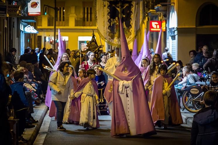 des personnes habillées en violet et blanc avec des capuches