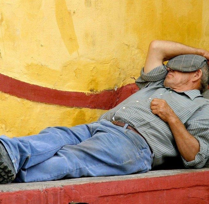 un homme espagnol en train de faire la sieste