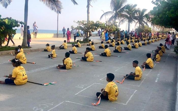 Les écoliers de Pondichéry prêts pour la démo de Silambam