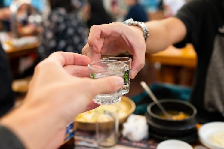 Un verre de soju en Corée du Sud