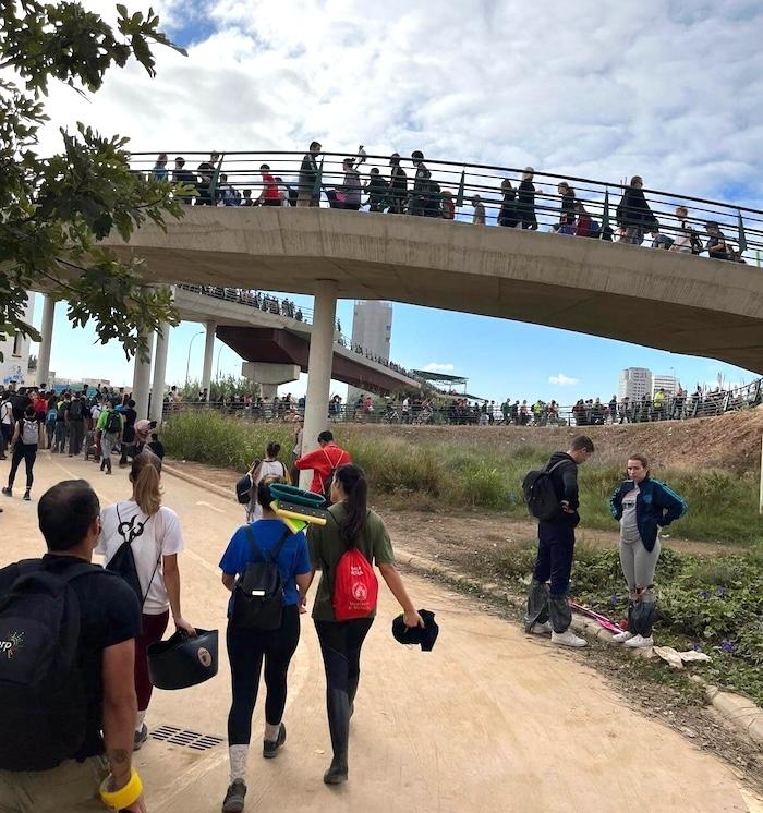 Des volontaires allant à La Torre par le pont. 