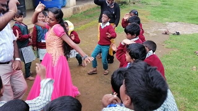 Enfants dansant dans le Tamil Nadu