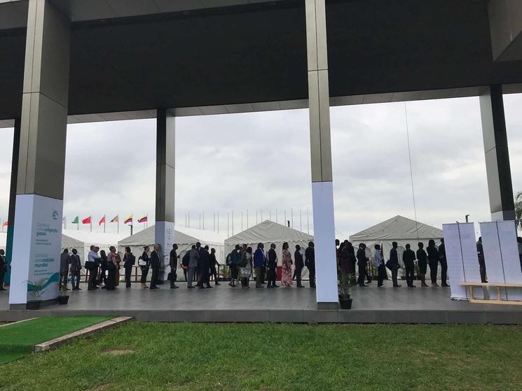 Les experts et participants du premier jour du Sommet des Trois Bassins  se pressent à l'entrée..