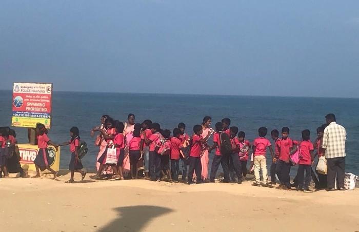 Des élèves de Pondichéry en sortie scolaire sur la plage