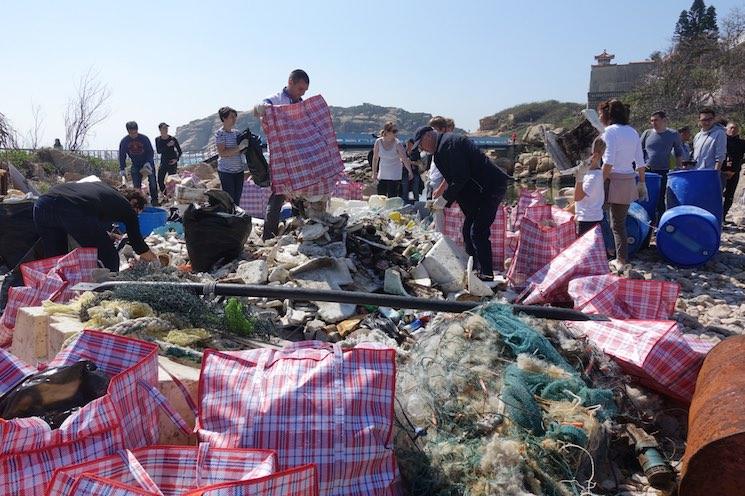 sous les dechets la plage consul v2.jpg 