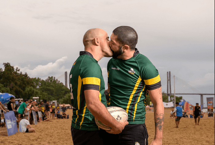 Une photo de deux rugbymans en train de s'embrasser dans l'exposition Sport Friendly d'Emilien Buffard