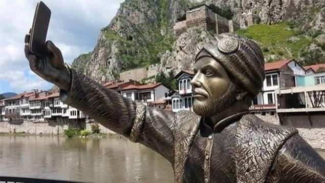 selfie statue insolite