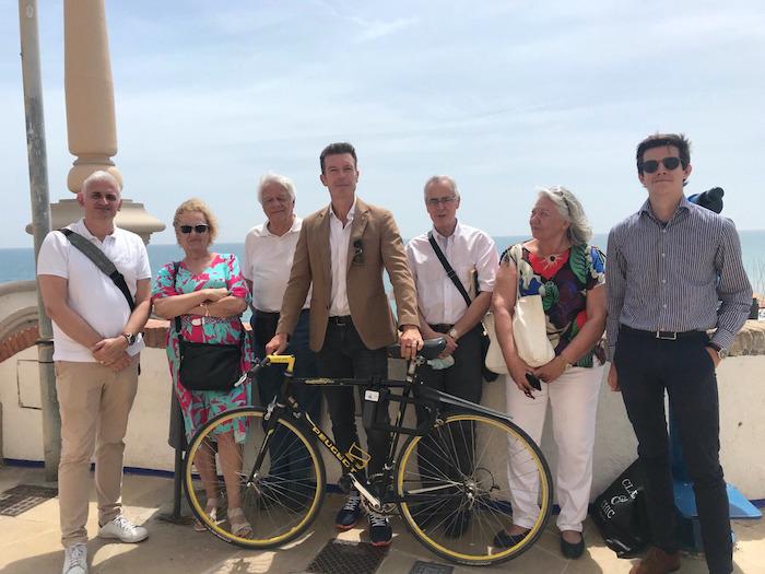 Stephane Vojetta pose avec des personnes pendant son road trip