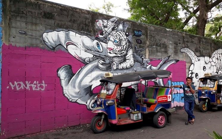 Mur avec graffitis dans la rue Charoen Krung de Bangkok