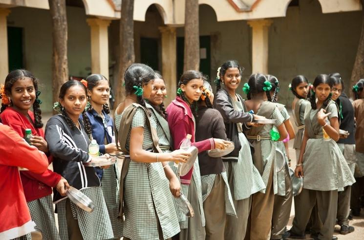 Etudiantes faisant la queue à la cantine