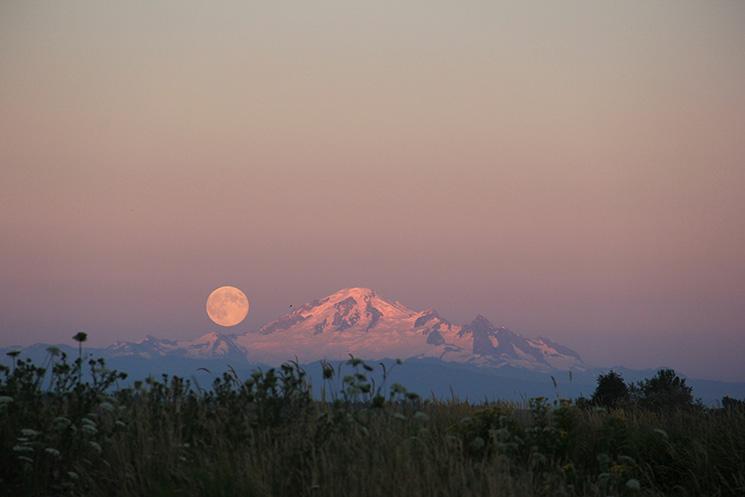 Super Lune au dessus d'une montagne