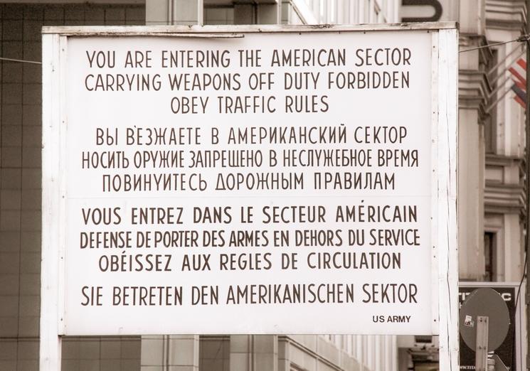 panneau entrée de zone américaine checkpoint charlie