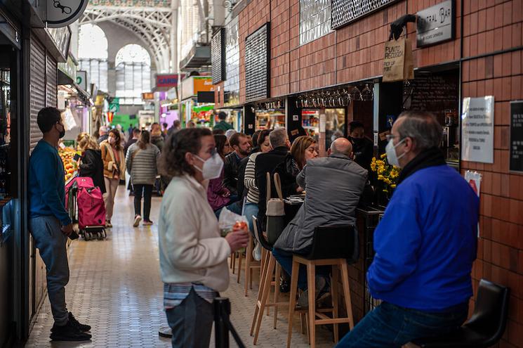 des personnes en train de parler à l'intérieur d'un marché