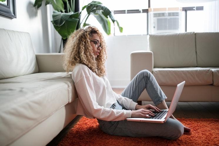 Une personne en télétravail