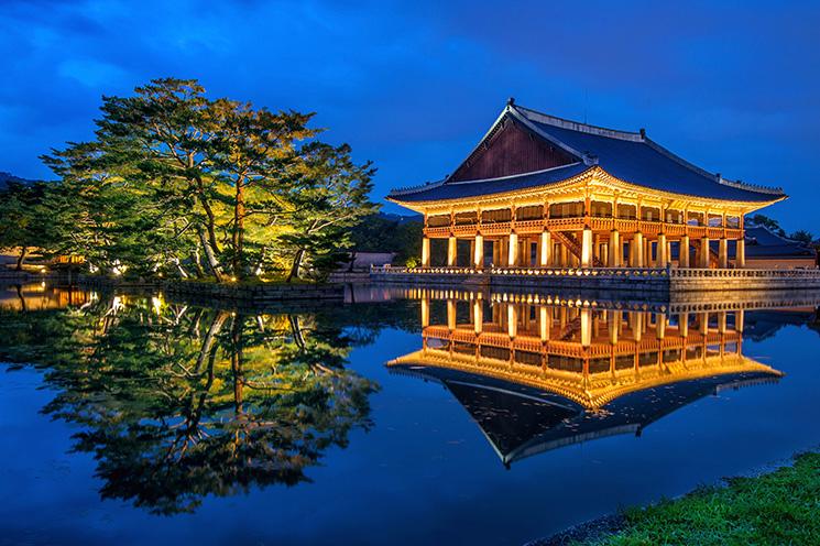 Palais Gyeongbokgung de nuit à Séoul