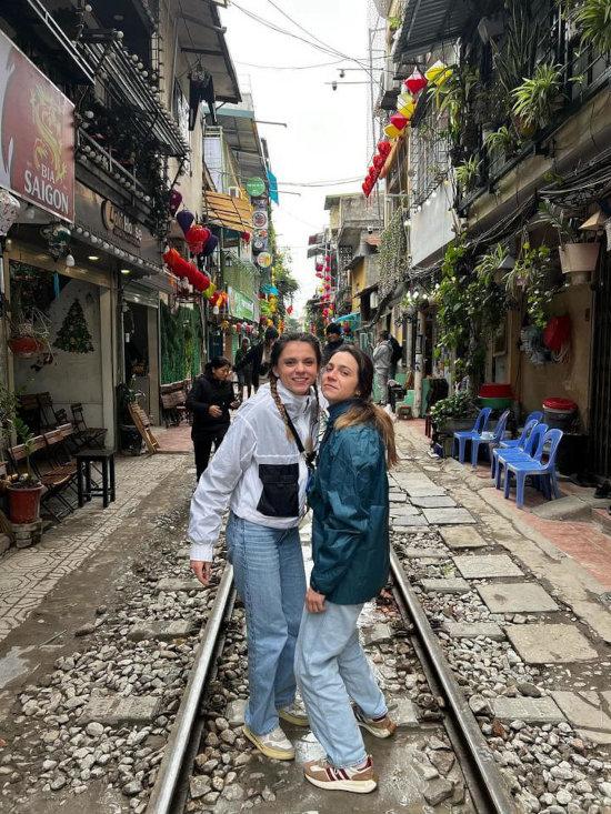 Thaïs et Gabrielle dans la « Hanoï train street » au Vietnam