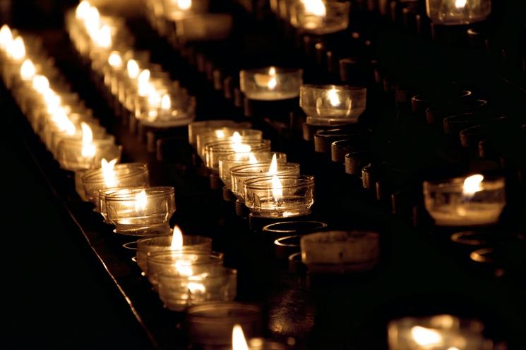 rangées de bougies allumées (dans une église)