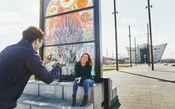 photo d'un couple au Titanic Belfast