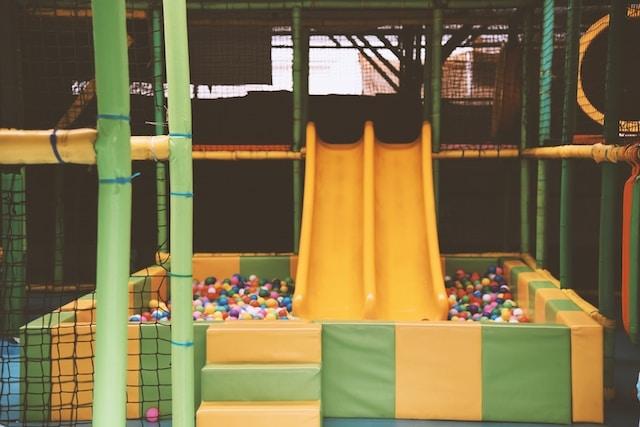 Un toboggan d'une aire de jeux à l'intérieur à Mumbai