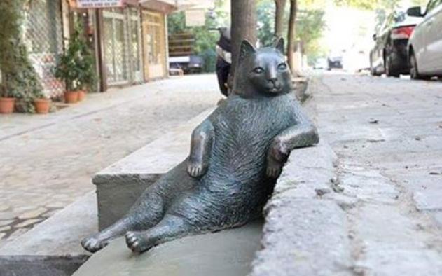 tombili statue insolite