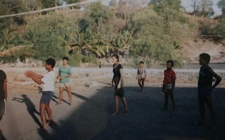 Delphine Shoham joue au foot avec des enfants 