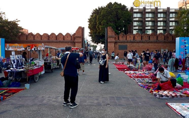 Des touristes prenant des photos devant Thapae Gate